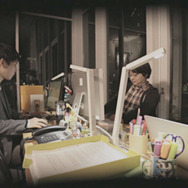 ザク、東京に立つ！？ 「シャア専用ザク」がビルを急襲する実写映像が公開