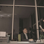 ザク、東京に立つ！？ 「シャア専用ザク」がビルを急襲する実写映像が公開