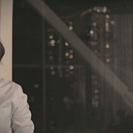 ザク、東京に立つ！？ 「シャア専用ザク」がビルを急襲する実写映像が公開