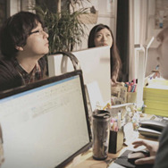 ザク、東京に立つ！？ 「シャア専用ザク」がビルを急襲する実写映像が公開