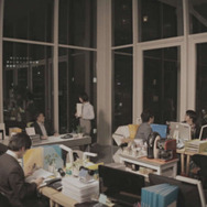 ザク、東京に立つ！？ 「シャア専用ザク」がビルを急襲する実写映像が公開