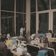 ザク、東京に立つ！？ 「シャア専用ザク」がビルを急襲する実写映像が公開