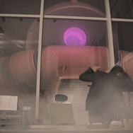 ザク、東京に立つ！？ 「シャア専用ザク」がビルを急襲する実写映像が公開