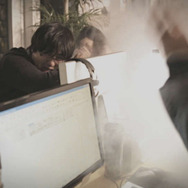 ザク、東京に立つ！？ 「シャア専用ザク」がビルを急襲する実写映像が公開