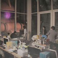 ザク、東京に立つ！？ 「シャア専用ザク」がビルを急襲する実写映像が公開