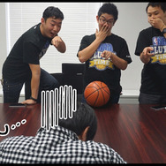 『NBA CLUTCH TIME』開発チームとインサイド編集部の戦い再び！ユニフォーム＆広告掲載権を巡り、今度はゲームで勝負！