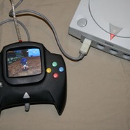 海外Modderがモニタ搭載のドリキャスコントローラーを制作 ― テレビ無しでゲームをプレイ!