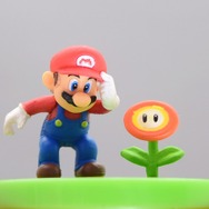 ファイアフラワーを見るマリオ
