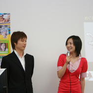 イベント第二部の“めぐると巡る！メイプルストーリー”では、大勢のプレイやーを石井めぐるさんが先導しました。操作を誤って崖から落ちると、何十人のプレイヤーも続いて落ちる場面も