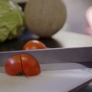 バスターソードでトマトを両断！海外クリエイターが『FF』風キッチンナイフを制作