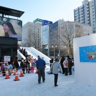 『モンスターストライク』「レッドリドラ」の雪像と巨大すべり台が雪まつりに登場