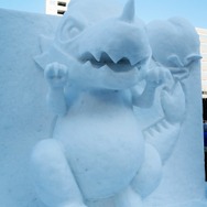 『モンスターストライク』「レッドリドラ」の雪像と巨大すべり台が雪まつりに登場