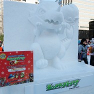 『モンスターストライク』「レッドリドラ」の雪像と巨大すべり台が雪まつりに登場