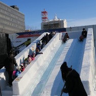 『モンスターストライク』「レッドリドラ」の雪像と巨大すべり台が雪まつりに登場