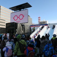 『モンスターストライク』「レッドリドラ」の雪像と巨大すべり台が雪まつりに登場