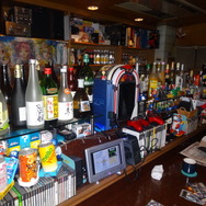 カウンターにはお酒とゲームがズラリ。