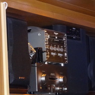 幻のゲームキューブ互換機「Q」も鎮座。DVDが再生できるゲームキューブって言えば分かりやすいかも