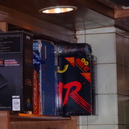 アタリが発売した最後のゲームマシン、「ATARI JAGUAR」。パッケージの獣がこちらを睨んでおります……。