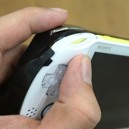 PS Vita向け「L2/R2ボタン」搭載グリップカバーを触ってみた！求めていたのはコレだが…