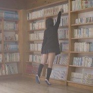 現役コスプレイヤーが挑んだ「下着が見えない本の取り方」の結果を、けしからん動画でお披露目