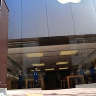 ダンボーAppleストア前