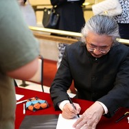 サインに応じる植松伸夫氏