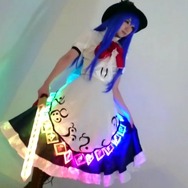 スマホと剣が連動する「コスプレ電飾衣装」とは…LEDや加速度センサーを内蔵し、アプリで調整可能