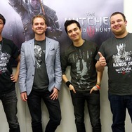 「世界で最初にウィッチャー3をクリアした人物」とプリントされた本間氏のTシャツに注目。世界に1枚しか存在しないそう。