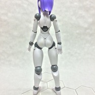 【日々気まぐレポ】第92回 ロボット新人類「ポリニアン」初の塗装済完成品、クローバちゃんで遊んでみた