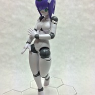 【日々気まぐレポ】第92回 ロボット新人類「ポリニアン」初の塗装済完成品、クローバちゃんで遊んでみた