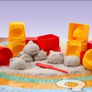 ナムコ・HARIO、家で使える砂場「suna・suna」を開発…水に浸さなくとも固まる