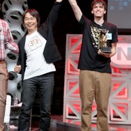 【E3 2015】「任天堂ワールド・チャンピオンシップ2015」優勝はJohn Goldberg氏・・・宮本茂氏からトロフィーが授与