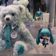 「シュタイフ」とコラボレーションした初音ミク