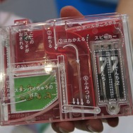 裏側は透明になっていて、旗が上がる仕掛けが分かるようになっている