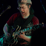 ディストーションギターを炸裂させまくったMARO