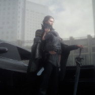 幼いノクティスを抱え雨の中佇むレギス国王。その表情は固く、悲壮な決意を感じさせる。