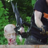 あの海外鍛冶屋が『スカイリム』の「デイドラの斧」を再現! ワイルド過ぎるスイカ割りも披露