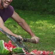 あの海外鍛冶屋が『スカイリム』の「デイドラの斧」を再現! ワイルド過ぎるスイカ割りも披露