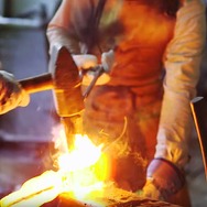 あの海外鍛冶屋が『スカイリム』の「デイドラの斧」を再現! ワイルド過ぎるスイカ割りも披露