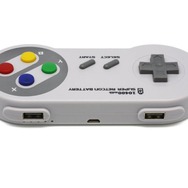 まるであのコントローラーのような「スーパーレトコンバッテリー」8月下旬発売