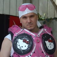 仕事を選ばないキティさんが『Gears of War』のマーカスとコラボ！？