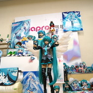 【レポート】「マジカルミライ 2015」企画展に「シテヤンヨ＆たこルカ」襲来、恒例の祭壇も登場