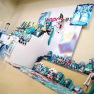 【レポート】「マジカルミライ 2015」企画展に「シテヤンヨ＆たこルカ」襲来、恒例の祭壇も登場