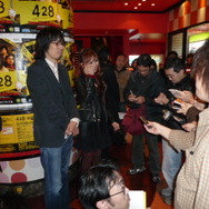 Wii『428』発売記念!総監督イシイジロウ氏のサイン会が渋谷GIGOで開催!シークレットライブも!