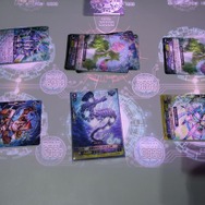 【TGS2015】この近未来感は熱いぞ…TCG『ヴァンガード』をプロジェクションマッピングで遊んでみた
