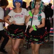 【TGS2015】熱気あふれる一般公開日初日、熱さを吹き飛ばしてくれる美女たちを紹介