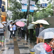 開店前の行列の様子