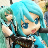 【マチ★アソビ15セガ「初音ミク」ステージに“アイマスの父・ガミP”が乱入してアリーナァ!!ミクダヨーとミクナノーも久しぶりに登場