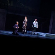 【レポート】ピアーズ、クリス、レベッカらが登場する舞台「バイオハザード」は“至る所からゾンビが現れる”ガチな作品だった