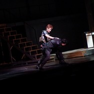 【レポート】ピアーズ、クリス、レベッカらが登場する舞台「バイオハザード」は“至る所からゾンビが現れる”ガチな作品だった